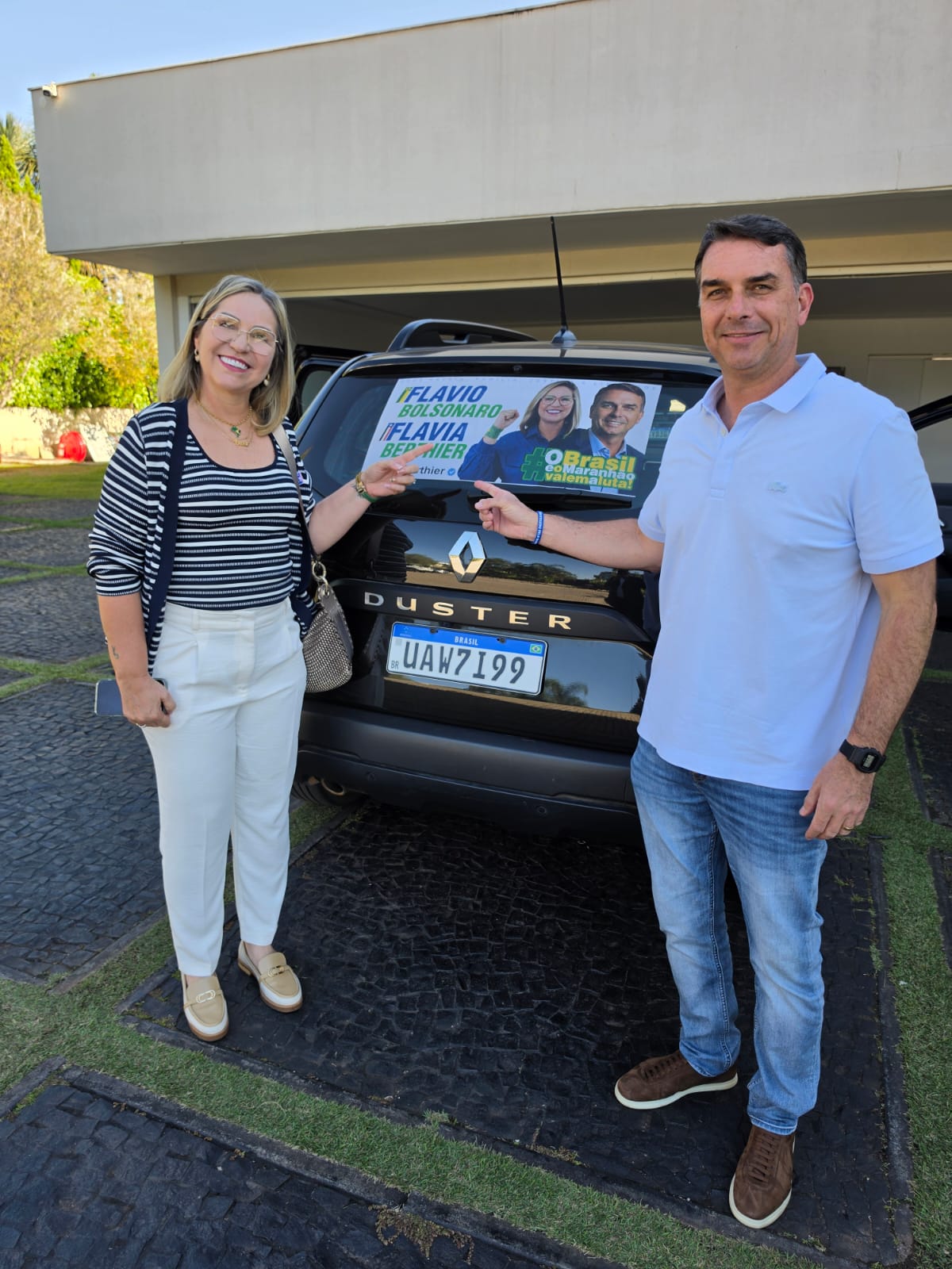 Flávia Berthier e Flávio Bolsonaro em ação de campanha no Maranhão
